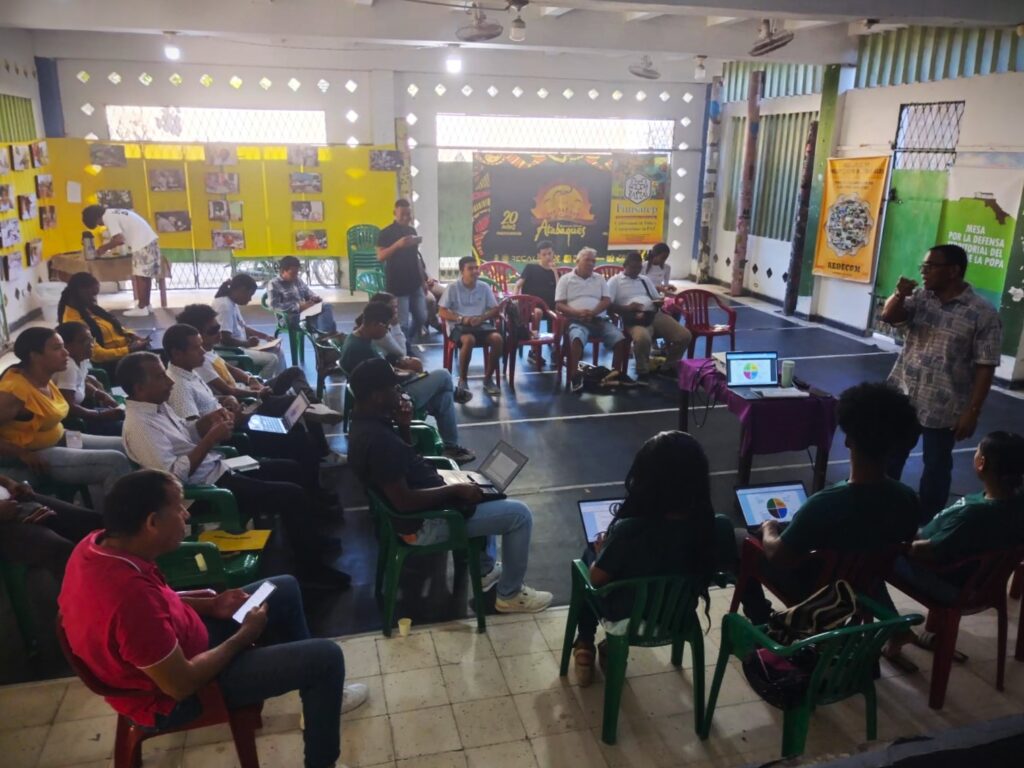 Foto de taller teórico-práctico enfocado en el uso de herramientas geoespaciales.