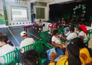 Foto de taller teórico-práctico enfocado en el uso de herramientas geoespaciales.