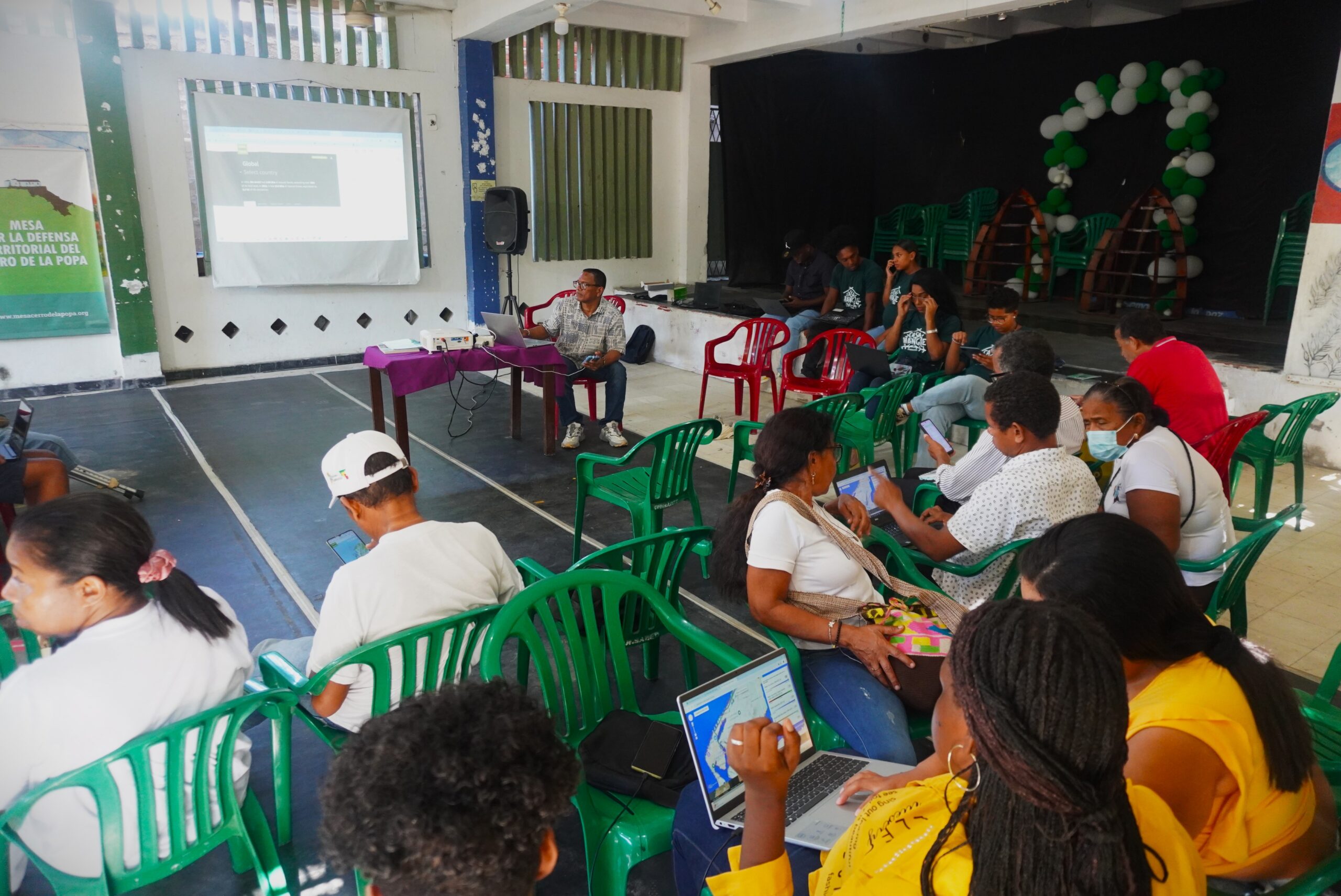 Foto de taller teórico-práctico enfocado en el uso de herramientas geoespaciales.
