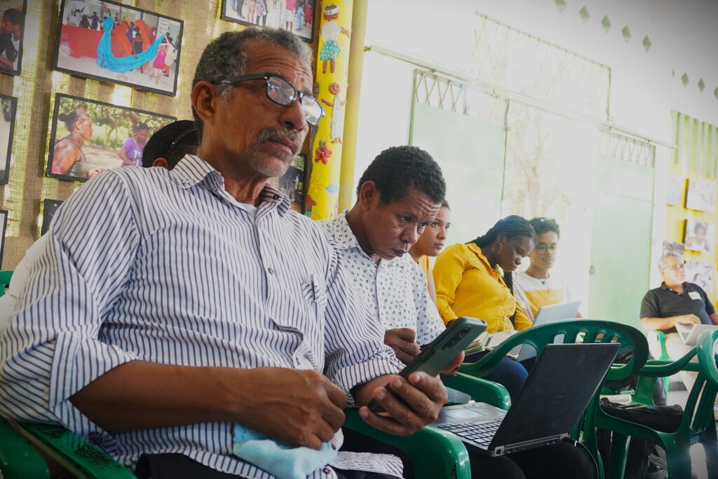 Foto de taller teórico-práctico enfocado en el uso de herramientas geoespaciales.